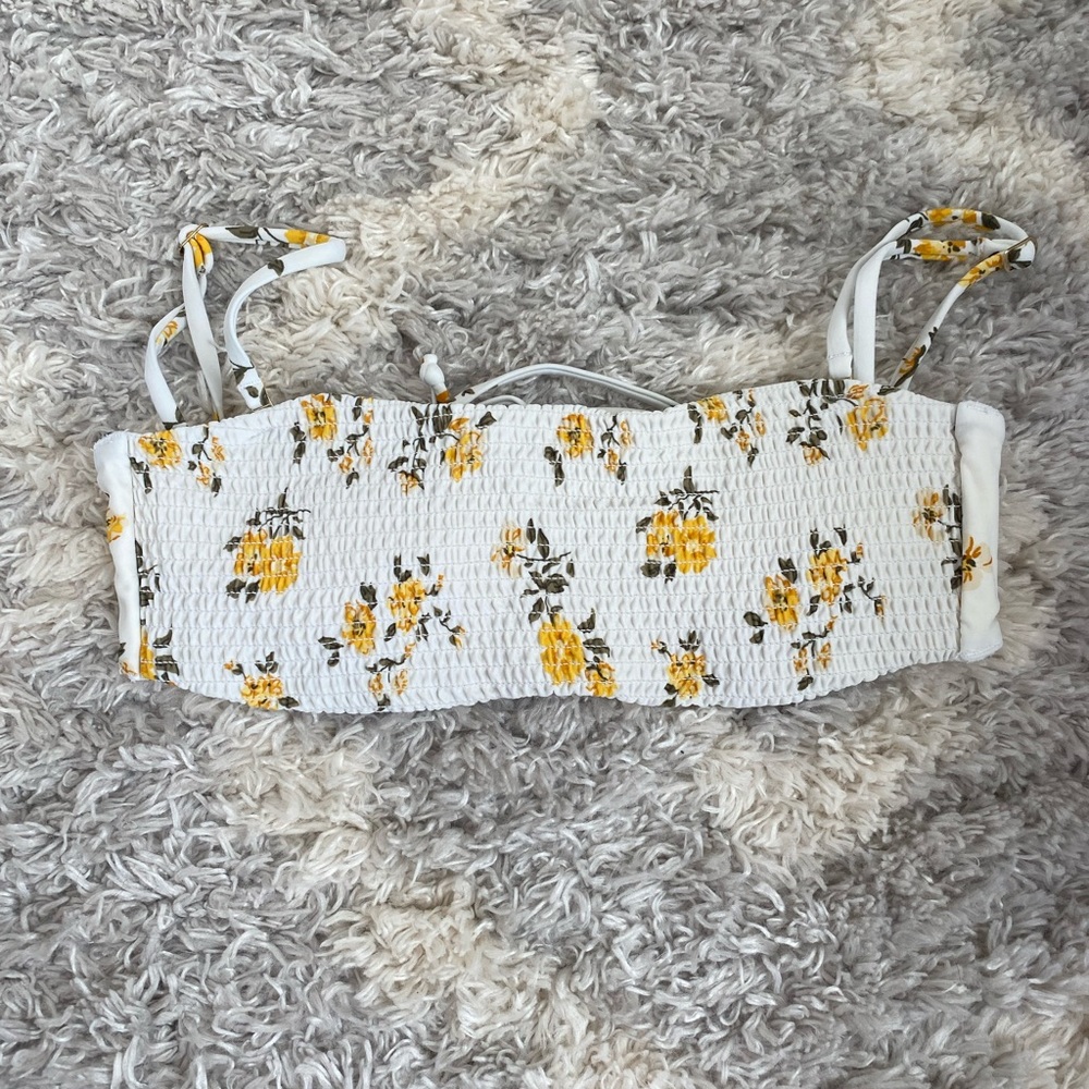 Hollister - XS - white with yellow flowers